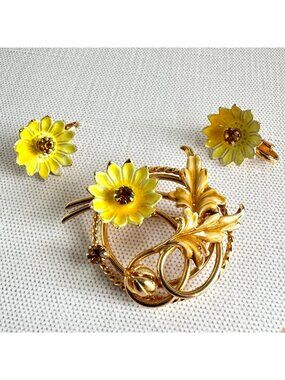 Yellow Enamel Daisy Brooch Earring Set Gold Tone Amber Rhinestone 1960s